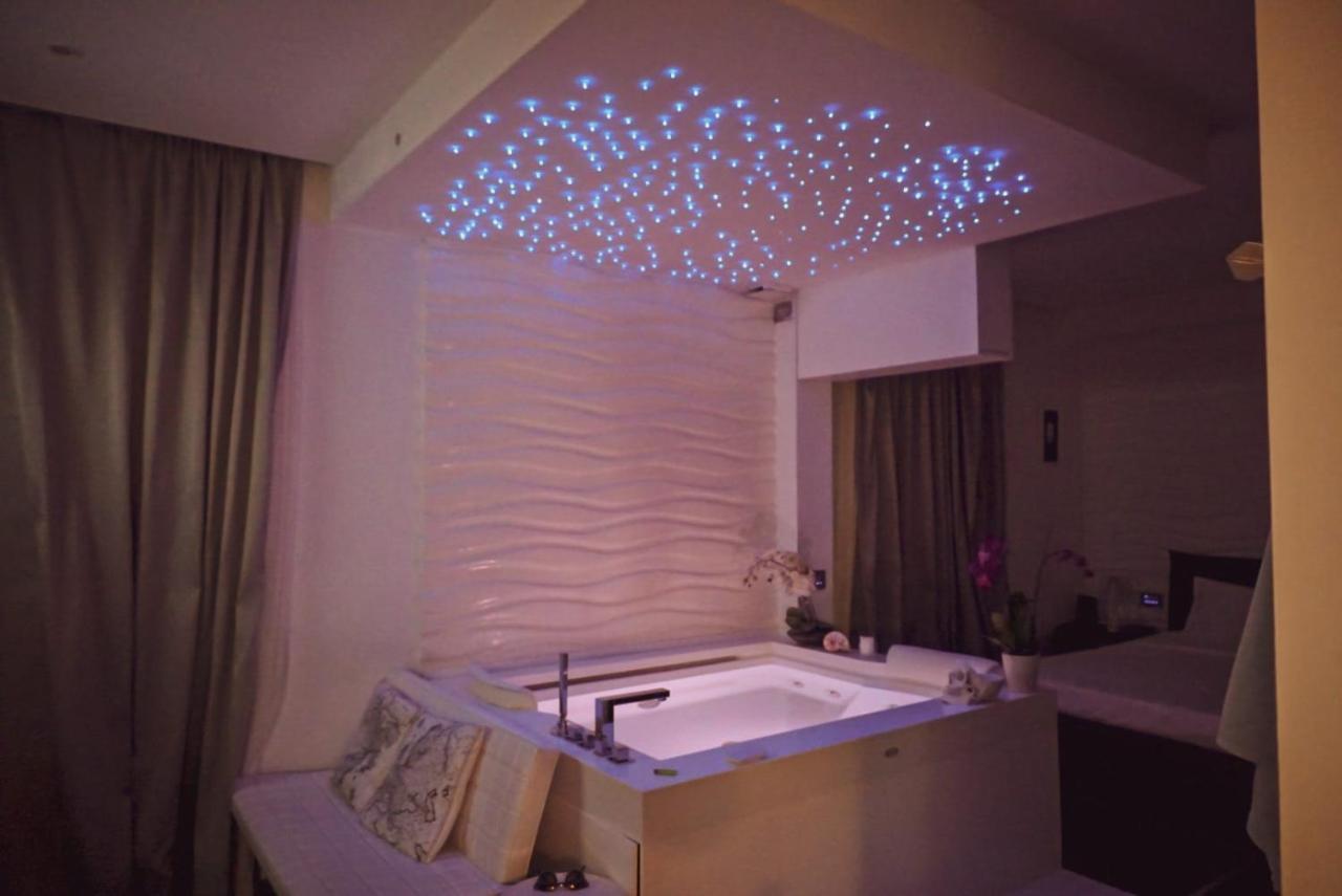 Deluxe Suite Spa Bath