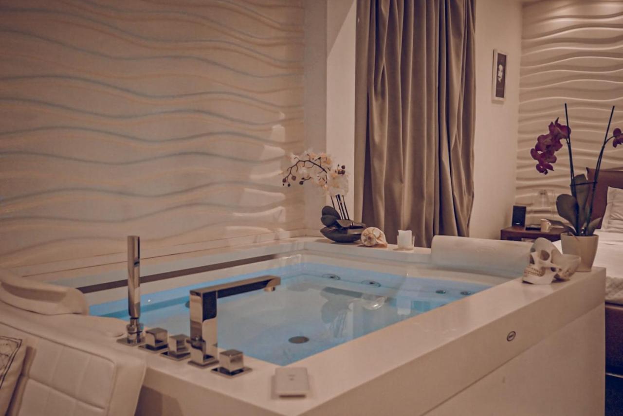 Deluxe Suite Spa Bath