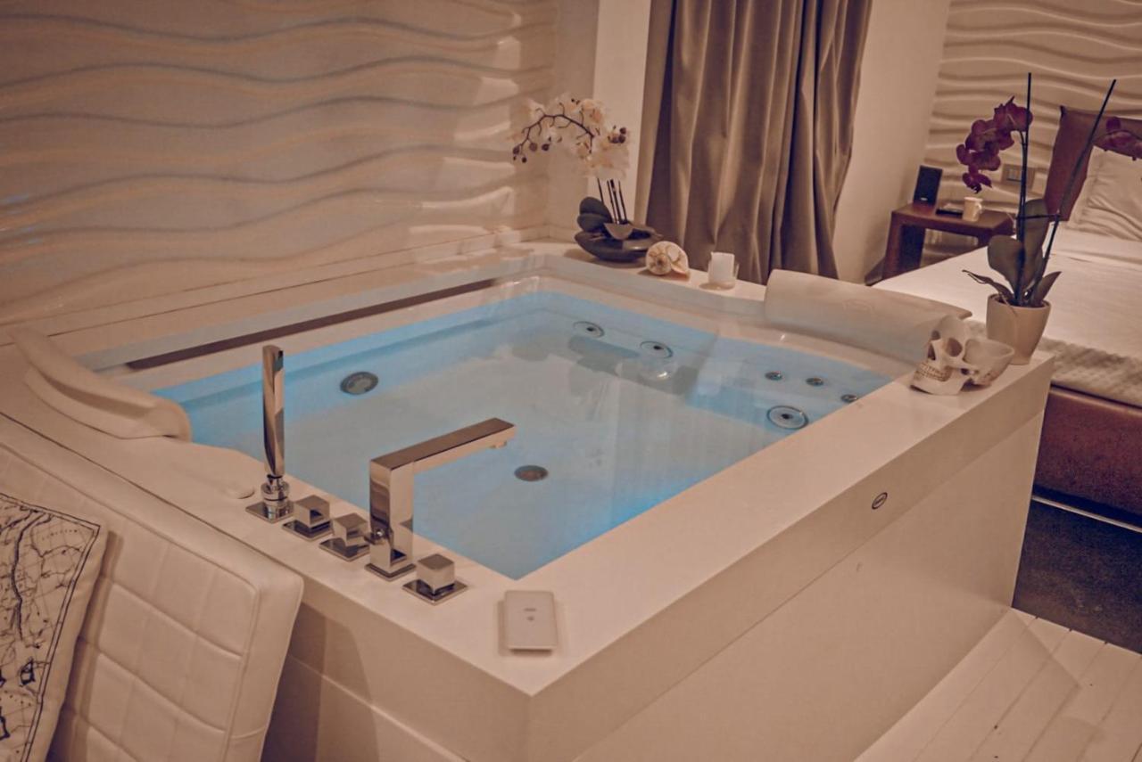 Deluxe Suite Spa Bath