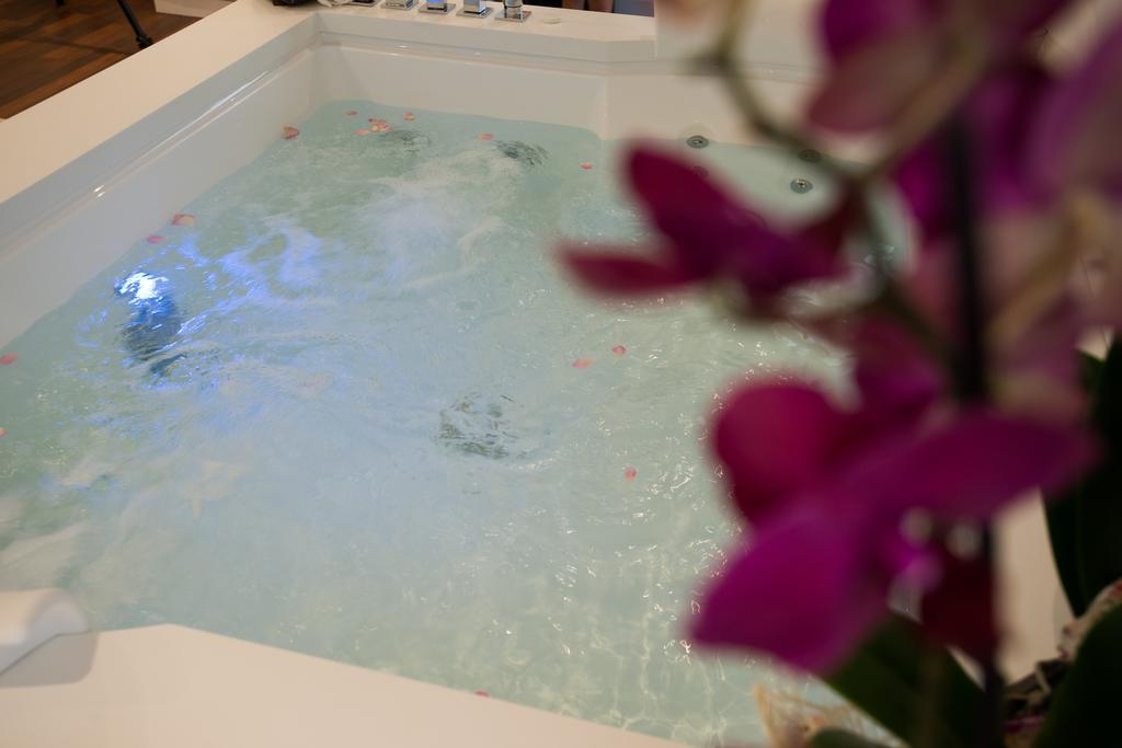 Deluxe Suite Spa Bath