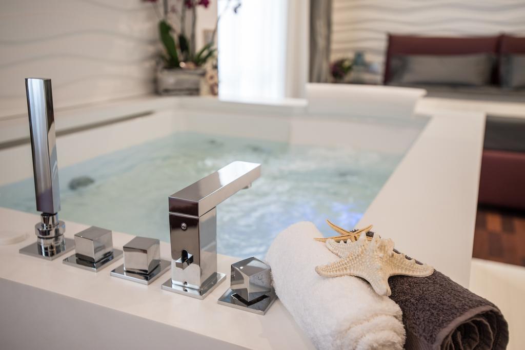 Deluxe Suite Spa Bath