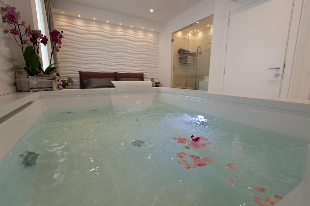 Deluxe Suite Spa Bath